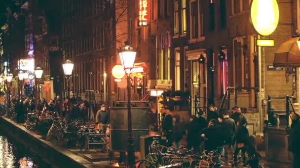 Amsterdam, Nederländerna - 27 December 2017. Trångt canal banvallen av red light district De Wallen — Stockvideo