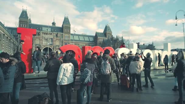 Amsterdam, Nizozemsko - 26 prosince 2017. Lidé fotografování poblíž I amsterdam podepsat proti nizozemské národní muzeum - Rijksmuseum — Stock video