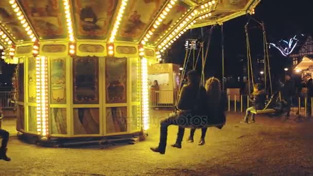 Amsterdam, Nederland - 26 December 2017. Verlichte retro carrousel bij nacht — Stockvideo