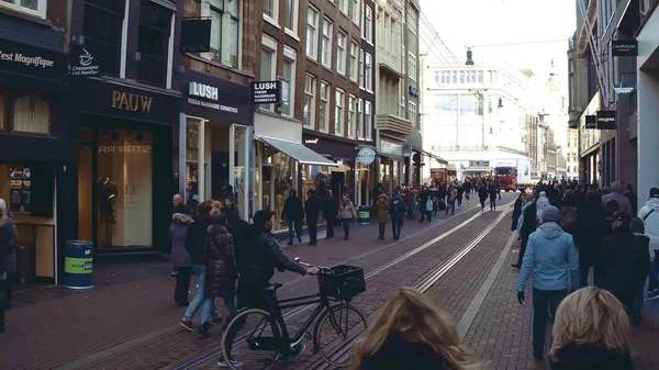 Amsterdam, Nizozemsko - 27 prosinec 2017. Přeplněné turistické třídě — Stock fotografie