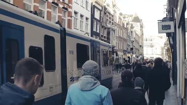 Άμστερνταμ, Ολλανδία - 27 Δεκεμβρίου 2017. Πολυσύχναστες τουριστικές street και κινείται με το τραμ — Αρχείο Βίντεο