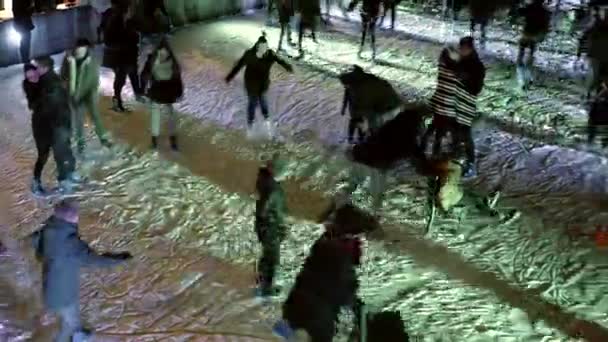 AMSTERDAM, PAÍSES BAJOS - 28 DE DICIEMBRE DE 2017. Crowded pista de patinaje en el famoso Museumplein por la noche — Vídeos de Stock