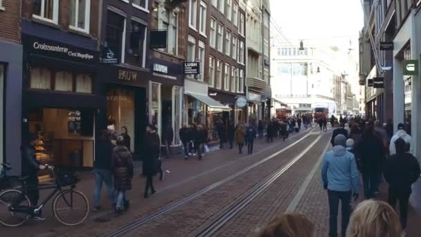 Amsterdam, Nederland - 27 December 2017. Drukke toeristische straat — Stockvideo