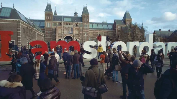 Amsterdam, Nizozemsko - 26 prosince 2017. Turisté v blízkosti I amsterdam znamení v blízkosti Rijksmuseum, holandské národní muzeum — Stock fotografie