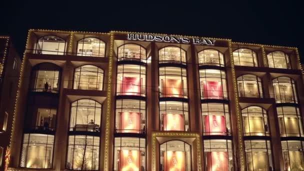 AMSTERDAM, PAYS-BAS - 28 DÉCEMBRE 2017. Façade du magasin Hudsons Bay Department le soir — Video