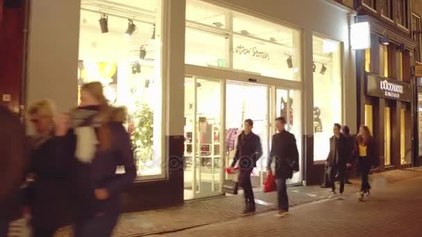 アムステルダム, オランダ - 2017 年 12 月 28 日。夕方には歩行者専用通り、明るい店舗 — ストック動画