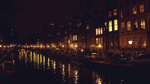 Городской канал ночью. Амстердам, Нидерланды — стоковое фото