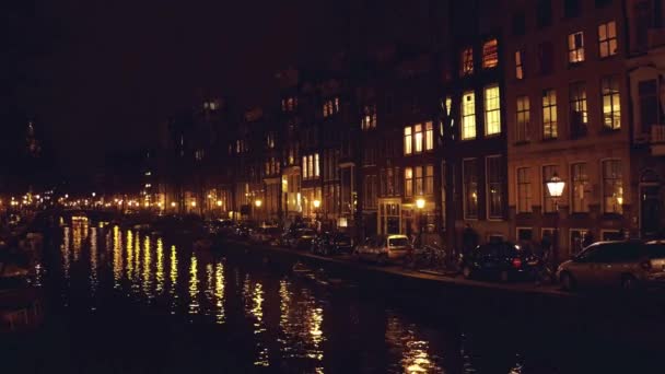 City canal at night. Amsterdam, Netherlands — Stock Video