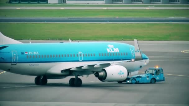アムステルダム, オランダ - 2017 年 12 月 25 日。スキポール国際空港に曳航されて klm オランダ航空ボーイング 737 旅客機 — ストック動画