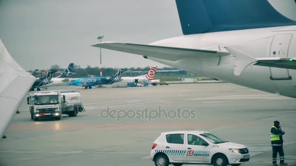 アムステルダム, オランダ - 2017 年 12 月 25 日。空港スキポール国際空港でトラックの燃料補給 — ストック動画