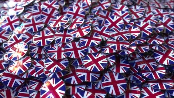 Büyük yığın bayrakları Büyük Britanya'nın featuring rozetleri — Stok video