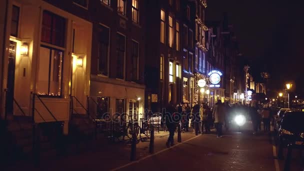 Amsterdam, Niederlande - 28. Dezember 2017. Menschen gehen am Abend entlang der Straße — Stockvideo