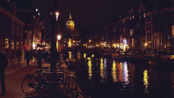 Canal en Amsterdam por la noche, Países Bajos — Foto de Stock