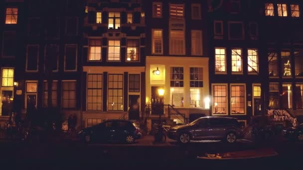 AMSTERDAM, PAÍSES BAJOS - 27 DE DICIEMBRE DE 2017. Canal de la ciudad y fachadas tradicionales de casas — Vídeos de Stock