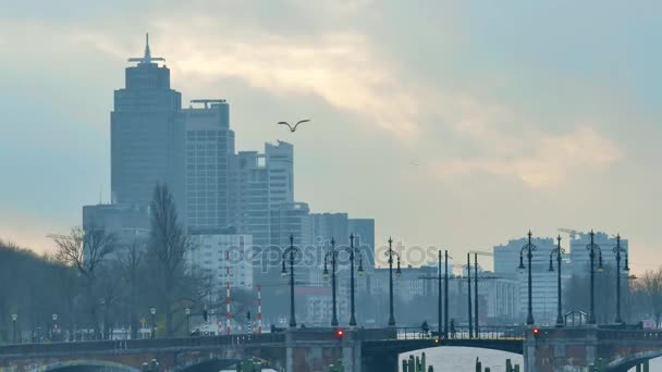 AMSTERDAM, PAÍSES BAJOS - 29 DE DICIEMBRE DE 2017. Vista al distrito financiero de De Omval y al río Amstel — Vídeo de stock