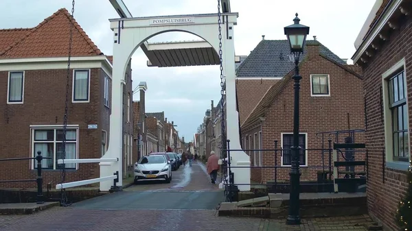 Edam, Nizozemsko - 30 prosince 2017. Tradiční holandské město ulice a Pompsluisbrug most — Stock fotografie