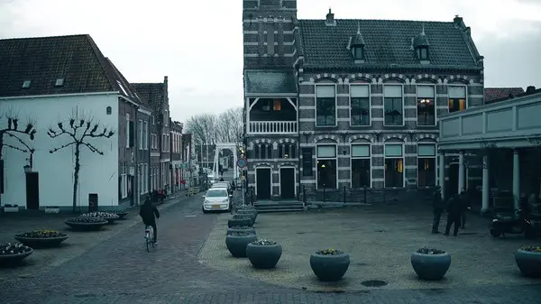 Edam, Nizozemsko - 30 prosince 2017. Tradiční holandské město ulice pohled — Stock fotografie
