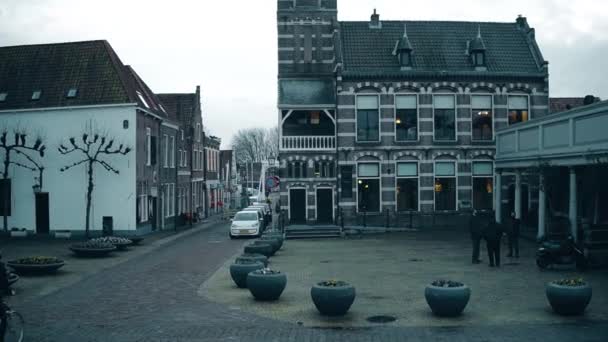 Edam, Niederlande - 30. Dezember 2017. traditional dutch town street view — Stockvideo