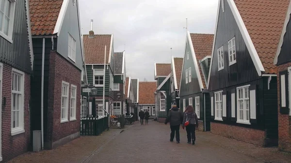 Будинки та музеї в селі традиційного голландського Marken, Нідерланди — стокове фото