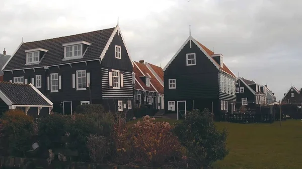 Domy v tradiční holandské vesnice Marken v Holandsku — Stock fotografie