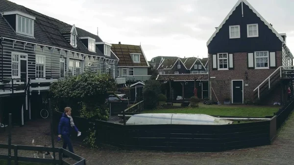 Marken, Nizozemsko - 29 prosince 2017. Domy v tradiční holandské vesnice — Stock fotografie