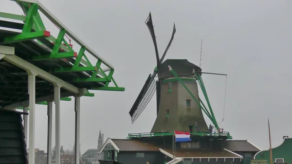 비오는 날에 네덜란드에서 전통 풍차 — 스톡 사진