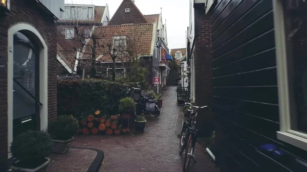 Volendam, Nizozemsko - 30 prosince 2017. Tradiční holandské město zobrazení — Stock fotografie