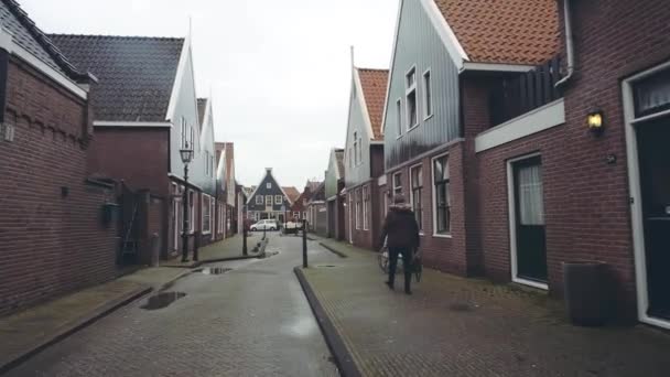 POV procházka podél tradiční holandské město ulice Volendam, Nizozemsko — Stock video