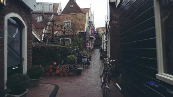 VOLENDAM, เนเธอร์แลนด์ - 30 ธันวาคม 2017 วิวเมืองดัตช์แบบดั้งเดิม — วีดีโอสต็อก