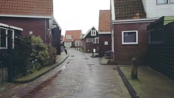 Camine por la tradicional calle de la ciudad holandesa en Volendam en un día lluvioso, Países Bajos — Vídeo de stock
