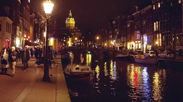 Amsterdam, Nizozemsko - 27 prosinec 2017. Kanál město v noci — Stock fotografie