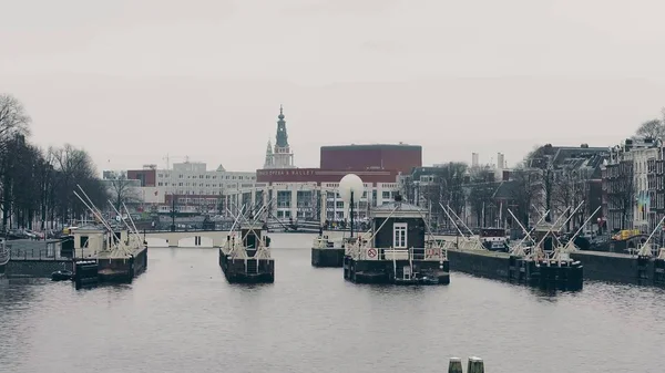 Amsterdam, Nizozemsko - 26 prosince 2017. En Nationale Opera Balet na nábřeží řeky Amstel — Stock fotografie