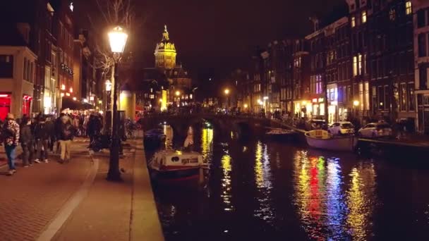 AMSTERDAM, NETHERLANDS - DECEMBER 27, 2017. City canal at night — Stock Video