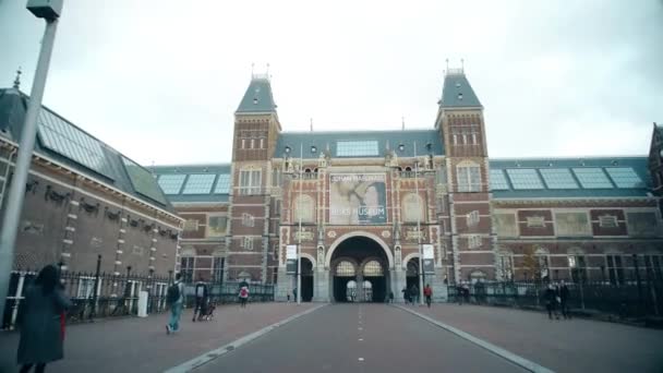Amsterdam, Nizozemsko - 25 prosince 2017. Budova Národního muzea Rijksmuseum nebo holandština — Stock video