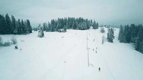 Flygfoto över en snöig skidort på vintern — Stockfoto