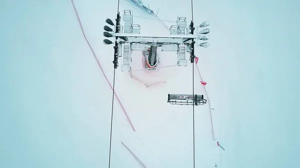 BIALKA TATRZANSKA, POLÓNIA - FEVEREIRO 3, 2018. Vista aérea de cima para baixo de um elevador de esqui alpino empy ou teleférico — Fotografia de Stock