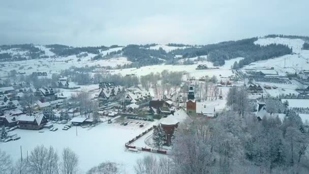 BIALKA TATRZANSKA, POLÓNIA - FEVEREIRO 3, 2018. Tiro aéreo da aldeia, a famosa estância de esqui dentro de Tatra County na neve — Vídeo de Stock