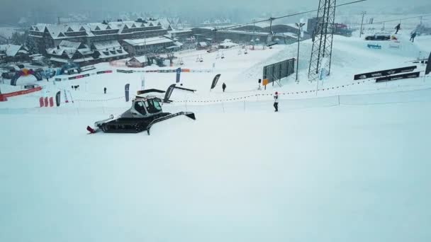タトシャンスカ ビャウカ, ポーランド - 2018 年 2 月 3 日。冬のスキー リゾートの snowcat や雪 groomer の空中写真 — ストック動画