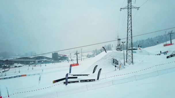 Bialka tatrzanska, polen - 3. februar 2018. luftaufnahme eines leeren alpinen skilifts oder sessellifts — Stockvideo