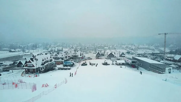 BIALKA TATRZANSKA, POLONIA - 3 FEBBRAIO 2018 Foto aerea di fine pista di sci di montagna — Foto Stock