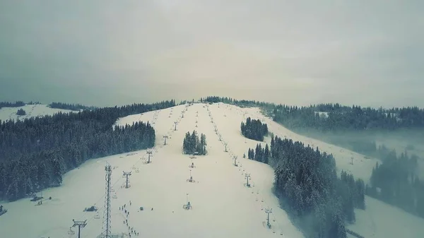 Vista aérea de pistas de esqui alpino e elevadores de esqui no inverno. As montanhas Tatra — Fotografia de Stock