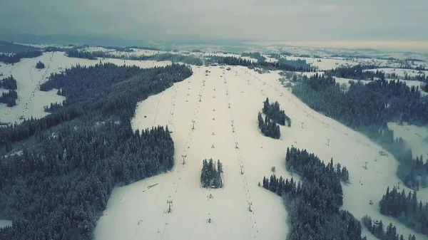 Zdjęcia lotnicze z góry narciarskich tras i wyciągów narciarskich w śniegu — Zdjęcie stockowe