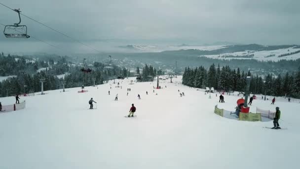 BIALKA TATRZANSKA, POLONIA - 3 DE FEBRERO DE 2018. Vista aérea de un telesilla de montaña y una pista alpina abarrotada — Vídeos de Stock