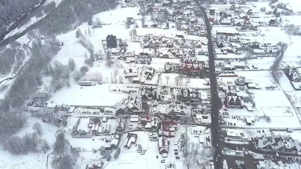 Vista aérea del pueblo de Bialka Tatrzanska en invierno, sur de Polonia — Foto de Stock