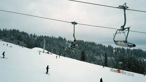 Vista aérea de pessoas irreconhecíveis em uma encosta de esqui de montanha — Fotografia de Stock