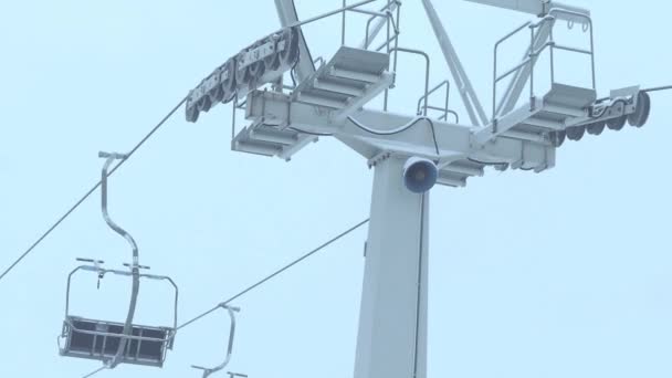 Operando teleférico de esqui no nevoeiro — Vídeo de Stock