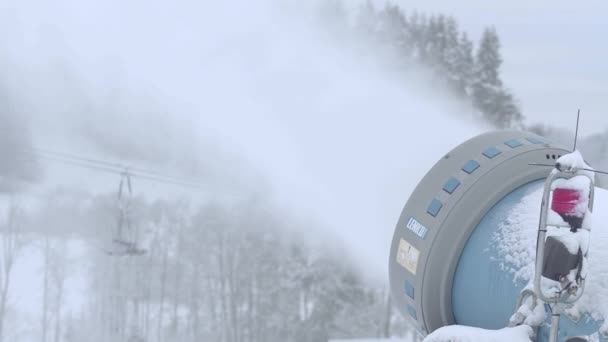 BIALKA TATRZANSKA, POLONIA - 3 DE FEBRERO DE 2018. Pistola de nieve LENKO o máquina de nieve en acción — Vídeos de Stock