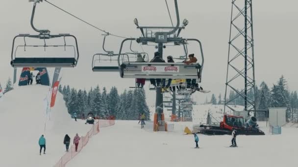 BIALKA TATRZANSKA, POLÓNIA - FEVEREIRO 3, 2018. tiro POV de um elevador de esqui alpino ou teleférico — Vídeo de Stock