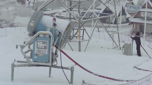 タトシャンスカ ビャウカ, ポーランド - 2018 年 2 月 3 日。従業員 snowgun や雪のマシンをオフにします。 — ストック動画