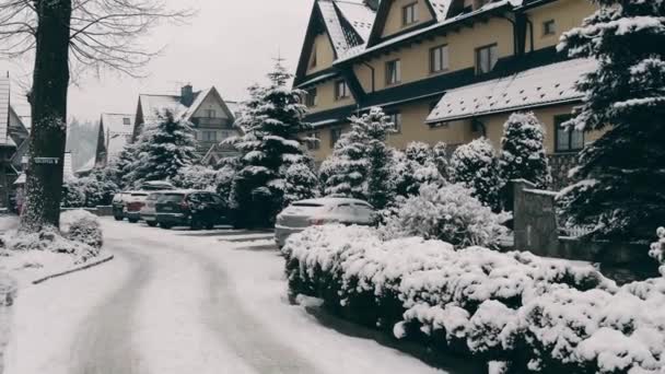 BIALKA TATRZANSKA, POLOGNE - 4 FÉVRIER 2018. Hôtel et restaurant dans la neige — Video